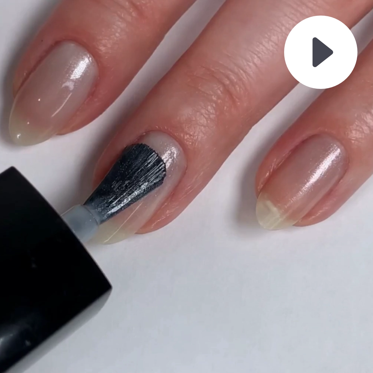 Video LONDONTOWN kur Illuminating Nail Concealer Rozjasňovač nechtov Quartz mliečný